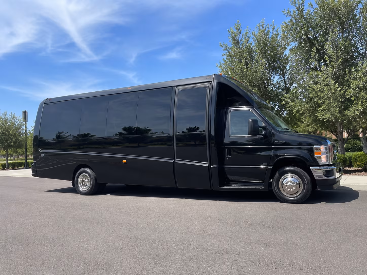 minibuses to los angeles arena shows from jurupa valley
